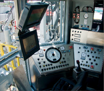 The driller’s cabin on NOV’s Rapid Rig offers advanced auto-drilling, as well as control and monitoring of the fully automated rig floor. 