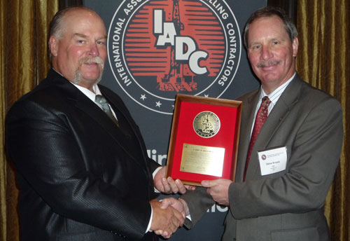 IADC group vice president – operations and accreditation Steve Kropla (right) presents an Exemplary Service Award to Larry Holloway of Atwood Offshore Drilling in Bangkok on 18 November.