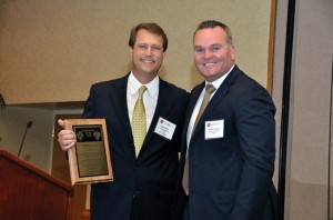 Scott Gordon (left) accepts the 2010 IADC Contractor of the Year plaque from Jeremy Thigpen, representing award sponsor NOV, in San Antonio on 12 November, during the 2010 IADC Annual General Meeting.