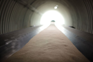 A conveyor belt transports sand before it is coated with Preferred Sands’ non-phenolic resin technology.