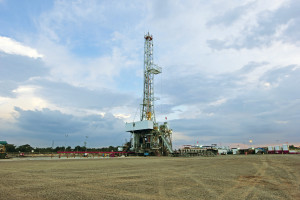 KS Drilling manages the Discoverer 8 and Discoverer 9, both skidding rigs manufactured in Indonesia. They were designed to be fast moving: The main body of the rig, including the mast and substructure, can be transported in seven loads, including the top drive. They can also be raised independently of the rig’s main power system.