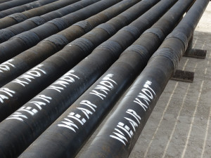 Wear-Knot Drill Pipe, developed by Rotary Drilling Tools, is designed to function under both compression and tension conditions downhole. The pipe is built with an extra inch of wall thickness, or a knot, welded onto the middle section, creating a stabilization point that minimizes buckling and reduces drag and friction forces.