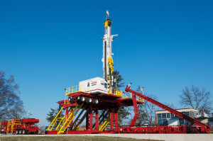 Schramm’s T500XD Telemast rig can be delivered to a site in 10 truckloads. It has 500,000-lb hookload capacity and 360° walkability for pad drilling applications.