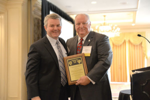 Independence Contract Drilling’s Ed Jacob (right) accepts the 2014 IADC Contractor of the Year award from National Oilwell Varco CEO Clay Williams.