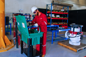 A technician inspects and services a rotating control device (RCD) at a Cansco workshop in Dubai. The RCD is integrated with a rig’s existing circulating system to help reduce risks to personnel and the environment. Mike Simpson, CEO of Cansco Well Control, said he believes every rig should “have a closed-loop circulating setup with at least the addition of a flow diverter.” 