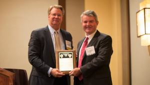 David Williams (left) accepts the 2015 IADC Contractor of the Year award from Clay Williams, President and CEO of National Oilwell Varco, at the 2015 IADC Annual General Meeting on 6 November in San Antonio, Texas.