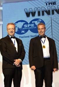 Steve McBride (left), General Manager of Weatherford operations in Thailand, Myanmar, Vietnam, Bangladesh, Cambodia and Laos; and Doug Ellis (right), Senior Drilling Engineer, Chevron Thailand, accept the award.